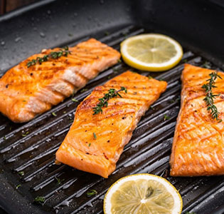How to Maintain Peak Flavour and Texture When Cooking Frozen Seafood